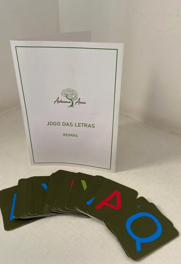 Jogo das Letras: manual de regras com a logo da Adriana Assis e cartas verdes com letras coloridas